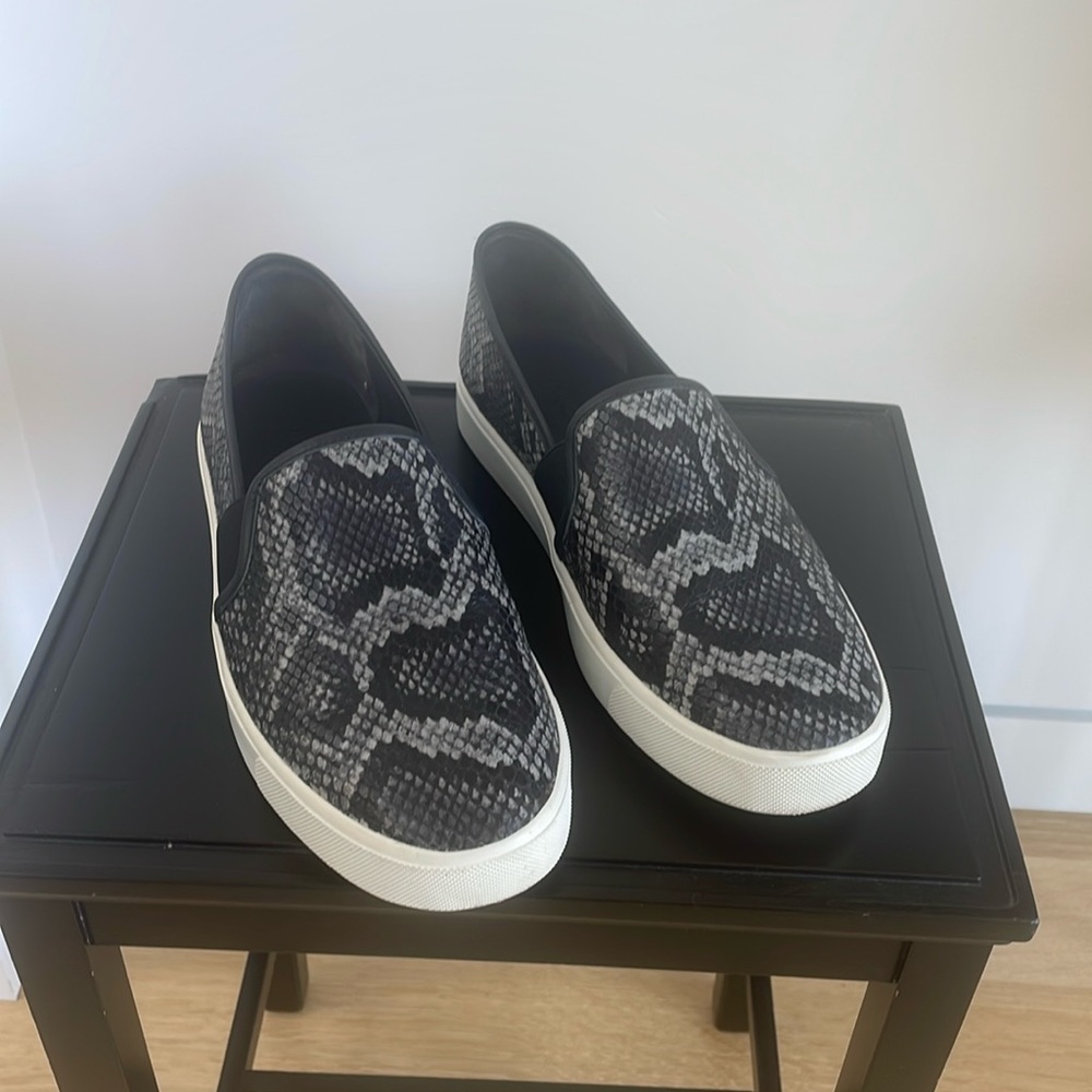 VINCE Granite Gray Snake Blair Slip On Leather Sneakers Sz 7.5 w/ box
